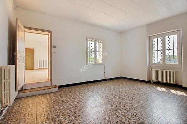 Vitrolles Nord, au pied du rocher, dans le village, très grand appartement T4 avec terrasse