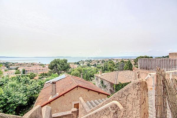 Vitrolles Nord, au pied du rocher, dans le village, très grand appartement T4 avec terrasse