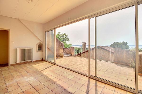 Vitrolles Nord, au pied du rocher, dans le village, très grand appartement T4 avec terrasse