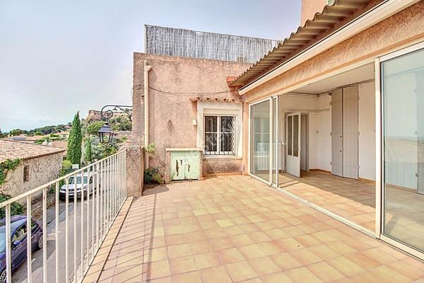 Vitrolles Nord, au pied du rocher, dans le village, très grand appartement T4 avec terrasse