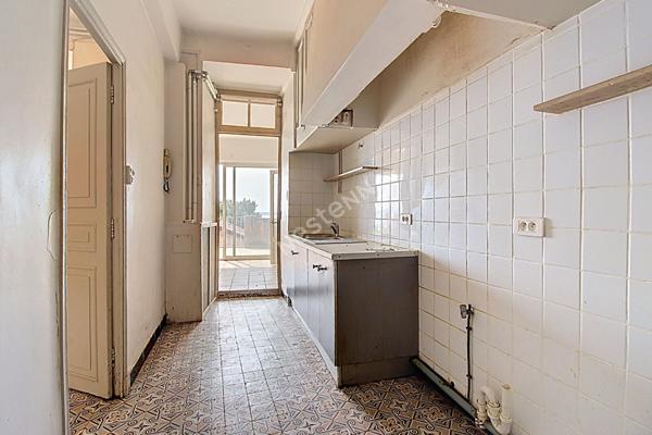 Vitrolles Nord, au pied du rocher, dans le village, très grand appartement T4 avec terrasse