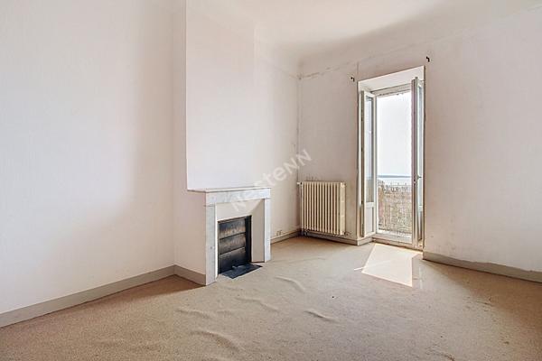 Vitrolles Nord, au pied du rocher, dans le village, très grand appartement T4 avec terrasse