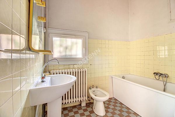 Vitrolles Nord, au pied du rocher, dans le village, très grand appartement T4 avec terrasse