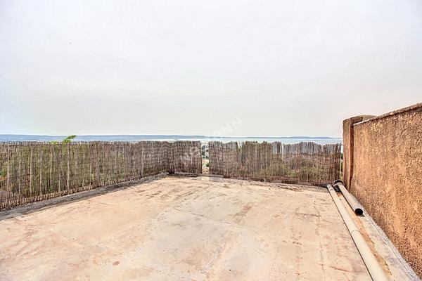 Vitrolles Nord, au pied du rocher, dans le village, très grand appartement T4 avec terrasse