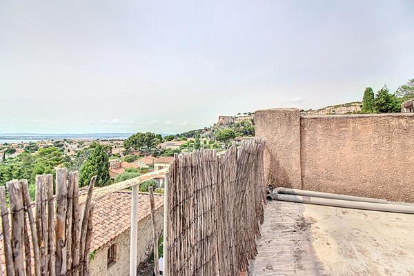 Vitrolles Nord, au pied du rocher, dans le village, très grand appartement T4 avec terrasse