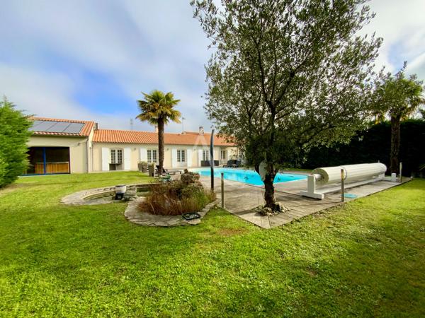 Maison Saint-savinien 9 pièce(s) piscine et local professionnel