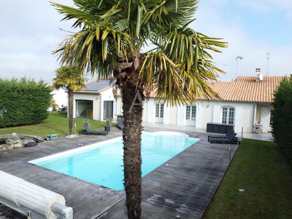 Maison Saint-savinien 9 pièce(s) piscine et local professionnel
