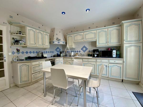 Maison Saint-savinien 9 pièce(s) piscine et local professionnel