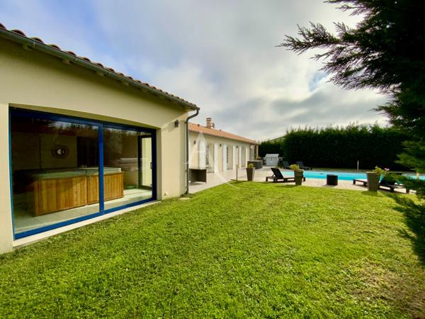 Maison Saint-savinien 9 pièce(s) piscine et local professionnel