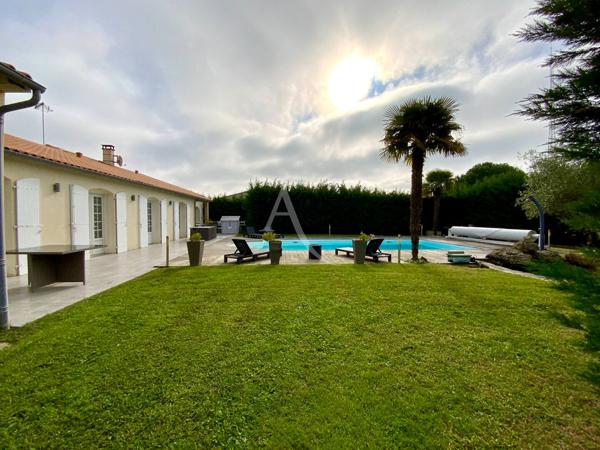 Maison Saint-savinien 9 pièce(s) piscine et local professionnel