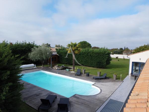 Maison Saint-savinien 9 pièce(s) piscine et local professionnel