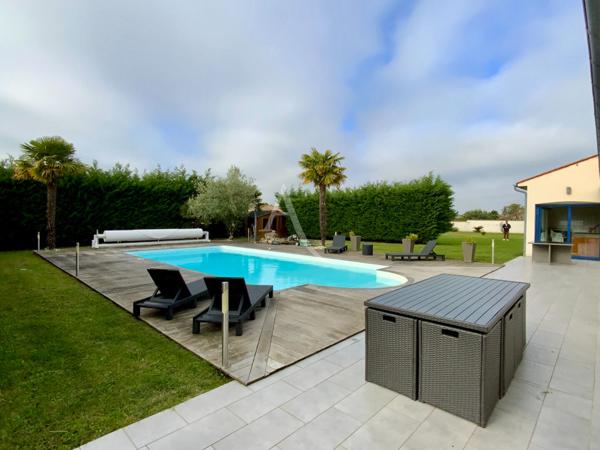 Maison Saint-savinien 9 pièce(s) piscine et local professionnel