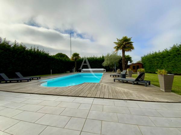 Maison Saint-savinien 9 pièce(s) piscine et local professionnel