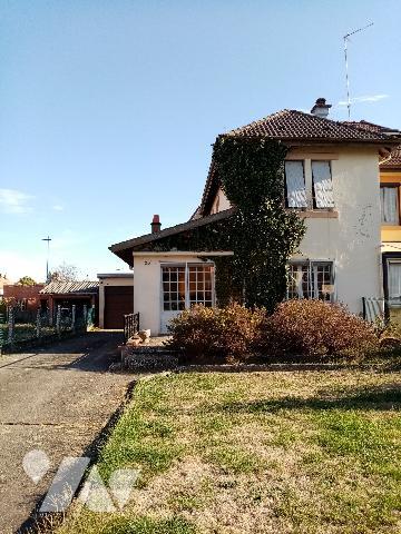maison mitoyenne d'un côté, terrain de 365 m² et garage 2 véhicules