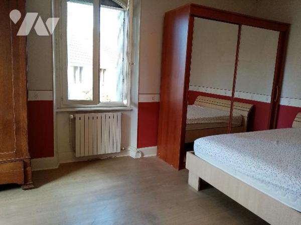 maison mitoyenne d'un côté, terrain de 365 m² et garage 2 véhicules