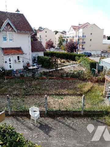 maison mitoyenne d'un côté, terrain de 365 m² et garage 2 véhicules