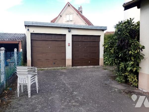 maison mitoyenne d'un côté, terrain de 365 m² et garage 2 véhicules