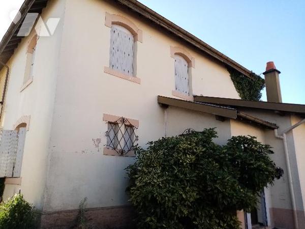 maison mitoyenne d'un côté, terrain de 365 m² et garage 2 véhicules