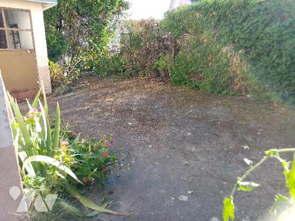maison mitoyenne d'un côté, terrain de 365 m² et garage 2 véhicules