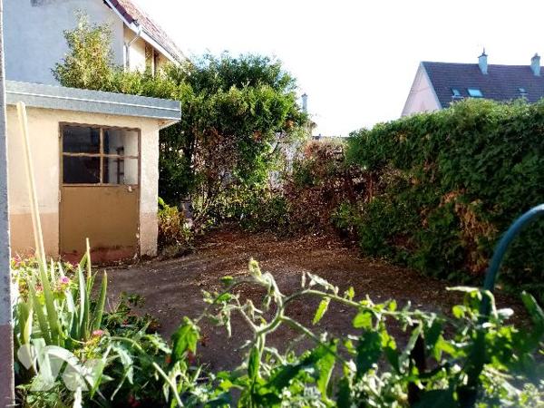 maison mitoyenne d'un côté, terrain de 365 m² et garage 2 véhicules