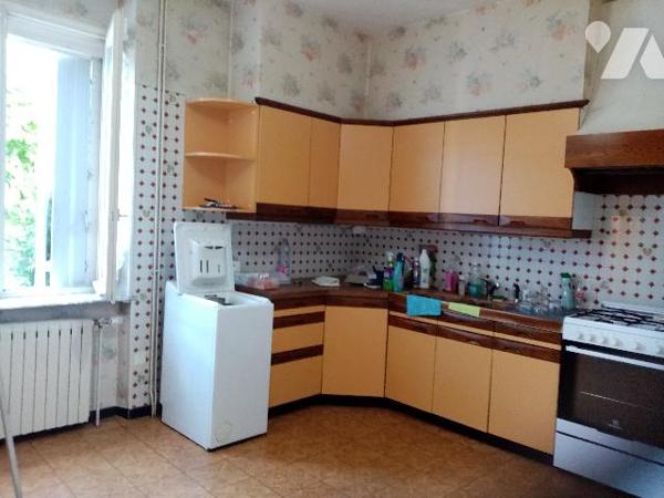 maison mitoyenne d'un côté, terrain de 365 m² et garage 2 véhicules
