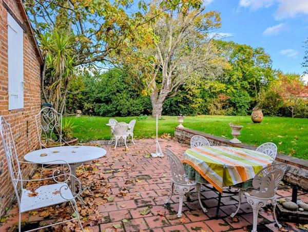 Demeure de caractère avec dépendance et garage sur terrain de 1100 m²