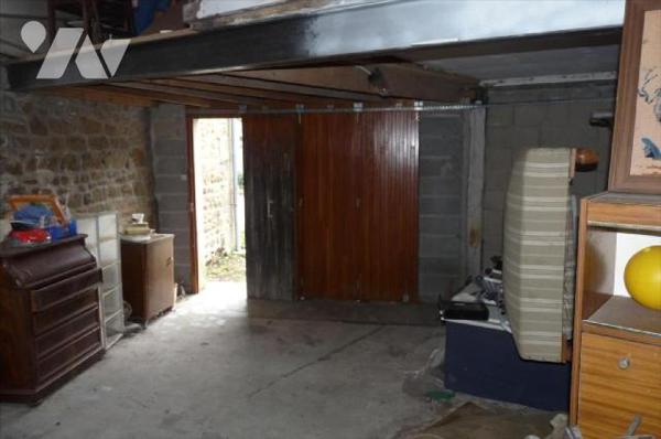 A vendre à Ambrières les vallées(53), dans le centre-ville, une maison en pierres comprenant un...