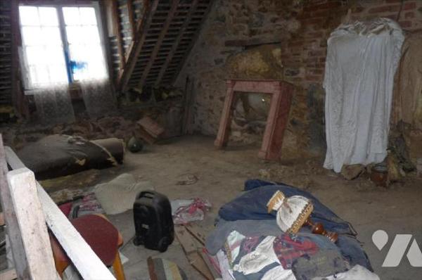 A vendre à Ambrières les vallées(53), dans le centre-ville, une maison en pierres comprenant un...