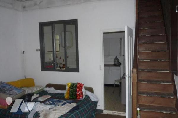 A vendre à Ambrières les vallées(53), dans le centre-ville, une maison en pierres comprenant un...