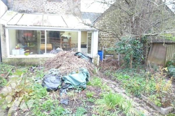A vendre à Ambrières les vallées(53), dans le centre-ville, une maison en pierres comprenant un...