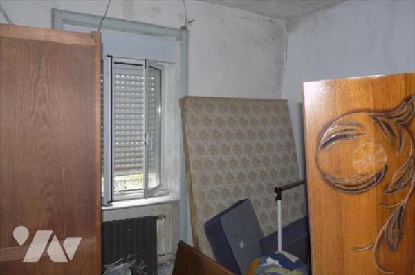 A vendre à Ambrières les vallées(53), dans le centre-ville, une maison en pierres comprenant un...