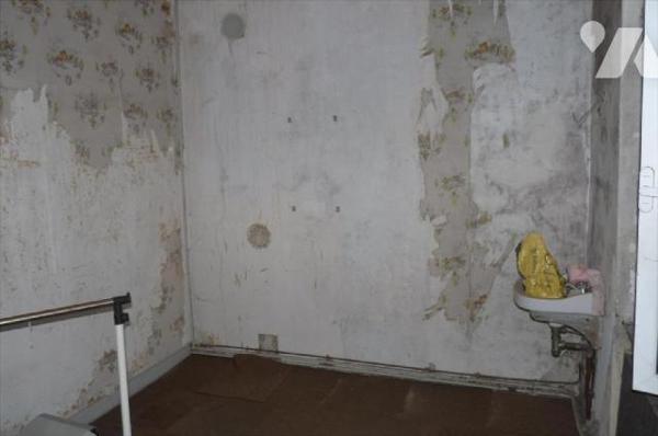 A vendre à Ambrières les vallées(53), dans le centre-ville, une maison en pierres comprenant un...