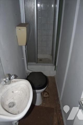 A vendre à Ambrières les vallées(53), dans le centre-ville, une maison en pierres comprenant un...