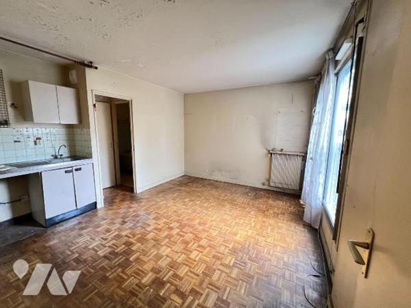 Idéalement situé rue Amelot, au c?ur du 11ᵉ arrondissement de Paris, ce studio de 23,7 m²...