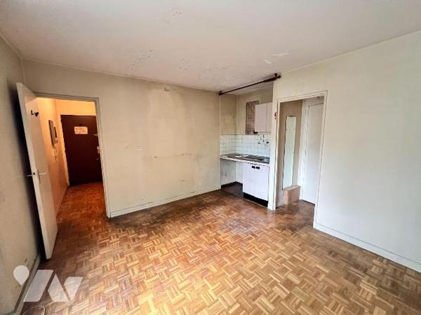 Idéalement situé rue Amelot, au c?ur du 11ᵉ arrondissement de Paris, ce studio de 23,7 m²...