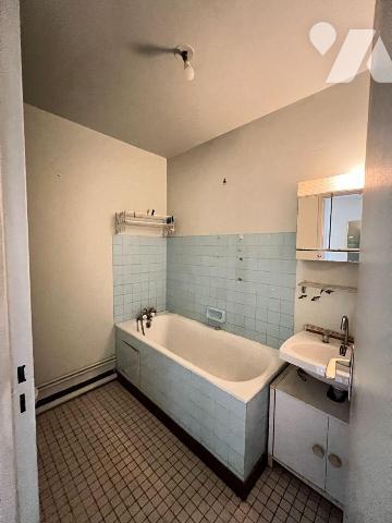 Idéalement situé rue Amelot, au c?ur du 11ᵉ arrondissement de Paris, ce studio de 23,7 m²...