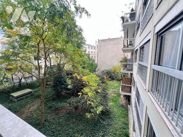 Idéalement situé rue Amelot, au c?ur du 11ᵉ arrondissement de Paris, ce studio de 23,7 m²...