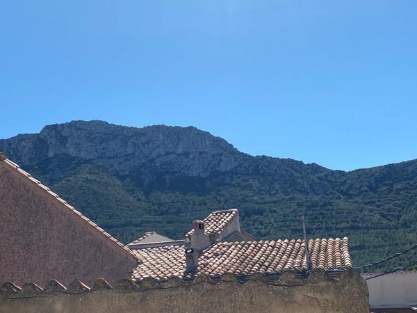 Maison de village de caractère avec terrasse panoramique et garage – Maury