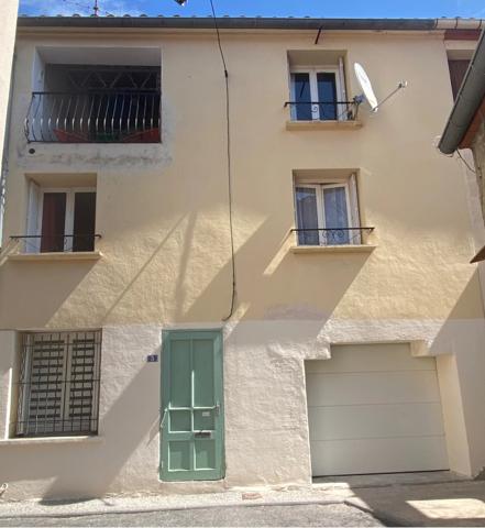 Maison de village de caractère avec terrasse panoramique et garage – Maury