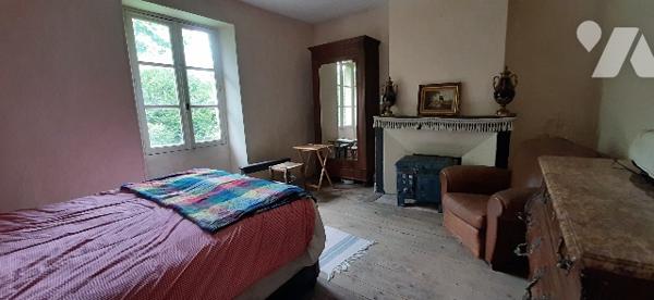 Maison de bourg en pierre avec jardin autour