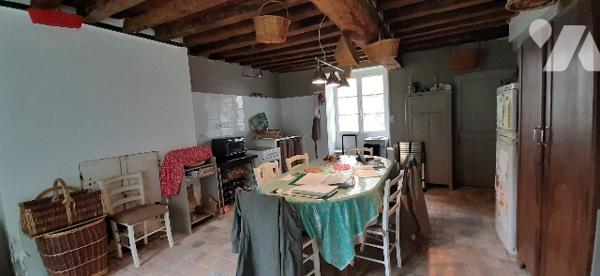 Maison de bourg en pierre avec jardin autour