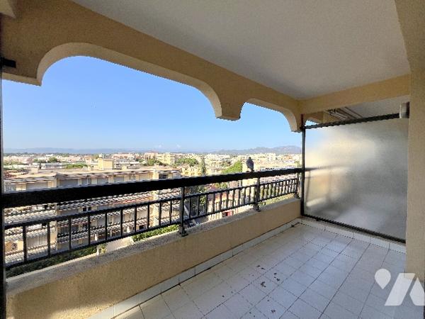 FREJUS PLAGE, Studio cabine de 26m² avec terrasse, 6e étage, vue panoramique montagne et ville.