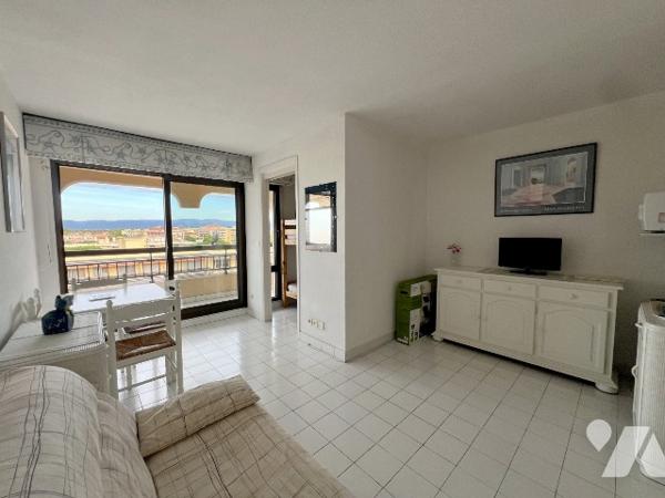 FREJUS PLAGE, Studio cabine de 26m² avec terrasse, 6e étage, vue panoramique montagne et ville.
