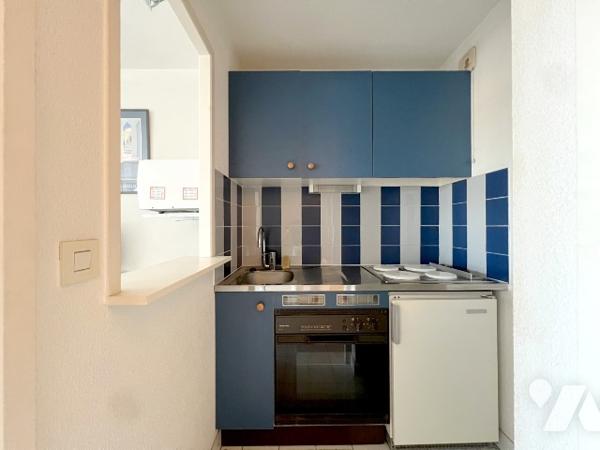 FREJUS PLAGE, Studio cabine de 26m² avec terrasse, 6e étage, vue panoramique montagne et ville.