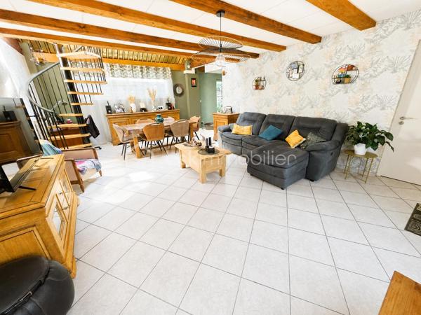 ✨ EXCLUSIVITÉ BSK IMMOBILIER – Stéphanie MASSON ✨

🏡 Maison lumineuse de 120 m² – Vie de plain-pied – Suite parentale – Garage & dépendances

Située sur la commune d’Arreux, venez découvrir cette agréable maison créée 2000, offrant un cadre de vie calme et confortable, idéal pour une famille ou pour une personne recherchant une vie de plain-pied.

Dès l’entrée, vous serez séduits par sa luminosité et son excellent état d’entretien. Cette maison atypique propose au rez-de-chaussée une belle pièce de vie avec salon/séjour chaleureux, une cuisine équipée, ainsi qu’une véranda permettant de profiter d’un espace supplémentaire tourné vers l’extérieur.

Toujours au rez-de-chaussée, vous trouverez une chambre avec dressing, une salle de douche avec rangements intégrés, un WC indépendant, ainsi qu’un garage une voiture avec accès direct depuis la cuisine, un véritable confort au quotidien.
Sa configuration permet également de répondre facilement à un projet nécessitant une accessibilité PMR.

À l’étage, laissez-vous surprendre par un véritable espace parental indépendant comprenant une grande suite avec dressing, une salle de bain privative avec WC ainsi qu’un espace grenier permettant du rangement complémentaire.

Côté extérieur, vous profiterez à l’arrière d’un agréable coin terrasse intimiste, idéal pour les moments de détente, donnant accès à un jardinet d’environ 100 m², facile d’entretien.

🔹 Les + de cette maison :
✔ Maison très bien entretenue
✔ Vie de plain-pied possible
✔ Très lumineuse
✔ Secteur calme et environnement agréable
✔ Terrain entièrement clos, idéal pour enfants et animaux
✔ Agréable extérieur facile d’entretien avec terrasse et jardinet
✔ Garage + dépendances pour davantage de stockage
✔ Adoucisseur d’eau
✔ Isolation extérieure réalisée en mai 2026
✔ Descentes d’eau remplacées en 2026
✔ Chauffage central fuel + pompe à chaleur réversible/climatisation à l’étage
✔ Diagnostic énergétique : D
✔ Aucune anomalie électrique
✔ Absence d’amiante et de plomb

Fosse septique non conforme.

Taxe foncière 750€/an

Une maison où il ne reste plus qu’à poser ses meubles, alliant confort, fonctionnalité et tranquillité.

📞 Une visite s’impose, contactez-moi pour découvrir votre futur chez-vous.
Stéphanie MASSON – BSK Immobilier