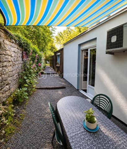 ✨ EXCLUSIVITÉ BSK IMMOBILIER – Stéphanie MASSON ✨

🏡 Maison lumineuse de 120 m² – Vie de plain-pied – Suite parentale – Garage & dépendances

Située sur la commune d’Arreux, venez découvrir cette agréable maison créée 2000, offrant un cadre de vie calme et confortable, idéal pour une famille ou pour une personne recherchant une vie de plain-pied.

Dès l’entrée, vous serez séduits par sa luminosité et son excellent état d’entretien. Cette maison atypique propose au rez-de-chaussée une belle pièce de vie avec salon/séjour chaleureux, une cuisine équipée, ainsi qu’une véranda permettant de profiter d’un espace supplémentaire tourné vers l’extérieur.

Toujours au rez-de-chaussée, vous trouverez une chambre avec dressing, une salle de douche avec rangements intégrés, un WC indépendant, ainsi qu’un garage une voiture avec accès direct depuis la cuisine, un véritable confort au quotidien.
Sa configuration permet également de répondre facilement à un projet nécessitant une accessibilité PMR.

À l’étage, laissez-vous surprendre par un véritable espace parental indépendant comprenant une grande suite avec dressing, une salle de bain privative avec WC ainsi qu’un espace grenier permettant du rangement complémentaire.

Côté extérieur, vous profiterez à l’arrière d’un agréable coin terrasse intimiste, idéal pour les moments de détente, donnant accès à un jardinet d’environ 100 m², facile d’entretien.

🔹 Les + de cette maison :
✔ Maison très bien entretenue
✔ Vie de plain-pied possible
✔ Très lumineuse
✔ Secteur calme et environnement agréable
✔ Terrain entièrement clos, idéal pour enfants et animaux
✔ Agréable extérieur facile d’entretien avec terrasse et jardinet
✔ Garage + dépendances pour davantage de stockage
✔ Adoucisseur d’eau
✔ Isolation extérieure réalisée en mai 2026
✔ Descentes d’eau remplacées en 2026
✔ Chauffage central fuel + pompe à chaleur réversible/climatisation à l’étage
✔ Diagnostic énergétique : D
✔ Aucune anomalie électrique
✔ Absence d’amiante et de plomb

Fosse septique non conforme.

Taxe foncière 750€/an

Une maison où il ne reste plus qu’à poser ses meubles, alliant confort, fonctionnalité et tranquillité.

📞 Une visite s’impose, contactez-moi pour découvrir votre futur chez-vous.
Stéphanie MASSON – BSK Immobilier