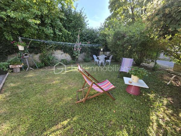 ✨ EXCLUSIVITÉ BSK IMMOBILIER – Stéphanie MASSON ✨

🏡 Maison lumineuse de 120 m² – Vie de plain-pied – Suite parentale – Garage & dépendances

Située sur la commune d’Arreux, venez découvrir cette agréable maison créée 2000, offrant un cadre de vie calme et confortable, idéal pour une famille ou pour une personne recherchant une vie de plain-pied.

Dès l’entrée, vous serez séduits par sa luminosité et son excellent état d’entretien. Cette maison atypique propose au rez-de-chaussée une belle pièce de vie avec salon/séjour chaleureux, une cuisine équipée, ainsi qu’une véranda permettant de profiter d’un espace supplémentaire tourné vers l’extérieur.

Toujours au rez-de-chaussée, vous trouverez une chambre avec dressing, une salle de douche avec rangements intégrés, un WC indépendant, ainsi qu’un garage une voiture avec accès direct depuis la cuisine, un véritable confort au quotidien.
Sa configuration permet également de répondre facilement à un projet nécessitant une accessibilité PMR.

À l’étage, laissez-vous surprendre par un véritable espace parental indépendant comprenant une grande suite avec dressing, une salle de bain privative avec WC ainsi qu’un espace grenier permettant du rangement complémentaire.

Côté extérieur, vous profiterez à l’arrière d’un agréable coin terrasse intimiste, idéal pour les moments de détente, donnant accès à un jardinet d’environ 100 m², facile d’entretien.

🔹 Les + de cette maison :
✔ Maison très bien entretenue
✔ Vie de plain-pied possible
✔ Très lumineuse
✔ Secteur calme et environnement agréable
✔ Terrain entièrement clos, idéal pour enfants et animaux
✔ Agréable extérieur facile d’entretien avec terrasse et jardinet
✔ Garage + dépendances pour davantage de stockage
✔ Adoucisseur d’eau
✔ Isolation extérieure réalisée en mai 2026
✔ Descentes d’eau remplacées en 2026
✔ Chauffage central fuel + pompe à chaleur réversible/climatisation à l’étage
✔ Diagnostic énergétique : D
✔ Aucune anomalie électrique
✔ Absence d’amiante et de plomb

Fosse septique non conforme.

Taxe foncière 750€/an

Une maison où il ne reste plus qu’à poser ses meubles, alliant confort, fonctionnalité et tranquillité.

📞 Une visite s’impose, contactez-moi pour découvrir votre futur chez-vous.
Stéphanie MASSON – BSK Immobilier