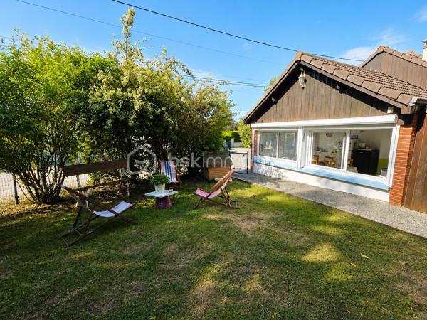 ✨ EXCLUSIVITÉ BSK IMMOBILIER – Stéphanie MASSON ✨

🏡 Maison lumineuse de 120 m² – Vie de plain-pied – Suite parentale – Garage & dépendances

Située sur la commune d’Arreux, venez découvrir cette agréable maison créée 2000, offrant un cadre de vie calme et confortable, idéal pour une famille ou pour une personne recherchant une vie de plain-pied.

Dès l’entrée, vous serez séduits par sa luminosité et son excellent état d’entretien. Cette maison atypique propose au rez-de-chaussée une belle pièce de vie avec salon/séjour chaleureux, une cuisine équipée, ainsi qu’une véranda permettant de profiter d’un espace supplémentaire tourné vers l’extérieur.

Toujours au rez-de-chaussée, vous trouverez une chambre avec dressing, une salle de douche avec rangements intégrés, un WC indépendant, ainsi qu’un garage une voiture avec accès direct depuis la cuisine, un véritable confort au quotidien.
Sa configuration permet également de répondre facilement à un projet nécessitant une accessibilité PMR.

À l’étage, laissez-vous surprendre par un véritable espace parental indépendant comprenant une grande suite avec dressing, une salle de bain privative avec WC ainsi qu’un espace grenier permettant du rangement complémentaire.

Côté extérieur, vous profiterez à l’arrière d’un agréable coin terrasse intimiste, idéal pour les moments de détente, donnant accès à un jardinet d’environ 100 m², facile d’entretien.

🔹 Les + de cette maison :
✔ Maison très bien entretenue
✔ Vie de plain-pied possible
✔ Très lumineuse
✔ Secteur calme et environnement agréable
✔ Terrain entièrement clos, idéal pour enfants et animaux
✔ Agréable extérieur facile d’entretien avec terrasse et jardinet
✔ Garage + dépendances pour davantage de stockage
✔ Adoucisseur d’eau
✔ Isolation extérieure réalisée en mai 2026
✔ Descentes d’eau remplacées en 2026
✔ Chauffage central fuel + pompe à chaleur réversible/climatisation à l’étage
✔ Diagnostic énergétique : D
✔ Aucune anomalie électrique
✔ Absence d’amiante et de plomb

Fosse septique non conforme.

Taxe foncière 750€/an

Une maison où il ne reste plus qu’à poser ses meubles, alliant confort, fonctionnalité et tranquillité.

📞 Une visite s’impose, contactez-moi pour découvrir votre futur chez-vous.
Stéphanie MASSON – BSK Immobilier