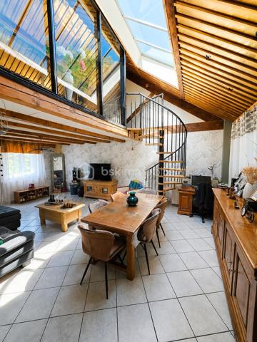 ✨ EXCLUSIVITÉ BSK IMMOBILIER – Stéphanie MASSON ✨

🏡 Maison lumineuse de 120 m² – Vie de plain-pied – Suite parentale – Garage & dépendances

Située sur la commune d’Arreux, venez découvrir cette agréable maison créée 2000, offrant un cadre de vie calme et confortable, idéal pour une famille ou pour une personne recherchant une vie de plain-pied.

Dès l’entrée, vous serez séduits par sa luminosité et son excellent état d’entretien. Cette maison atypique propose au rez-de-chaussée une belle pièce de vie avec salon/séjour chaleureux, une cuisine équipée, ainsi qu’une véranda permettant de profiter d’un espace supplémentaire tourné vers l’extérieur.

Toujours au rez-de-chaussée, vous trouverez une chambre avec dressing, une salle de douche avec rangements intégrés, un WC indépendant, ainsi qu’un garage une voiture avec accès direct depuis la cuisine, un véritable confort au quotidien.
Sa configuration permet également de répondre facilement à un projet nécessitant une accessibilité PMR.

À l’étage, laissez-vous surprendre par un véritable espace parental indépendant comprenant une grande suite avec dressing, une salle de bain privative avec WC ainsi qu’un espace grenier permettant du rangement complémentaire.

Côté extérieur, vous profiterez à l’arrière d’un agréable coin terrasse intimiste, idéal pour les moments de détente, donnant accès à un jardinet d’environ 100 m², facile d’entretien.

🔹 Les + de cette maison :
✔ Maison très bien entretenue
✔ Vie de plain-pied possible
✔ Très lumineuse
✔ Secteur calme et environnement agréable
✔ Terrain entièrement clos, idéal pour enfants et animaux
✔ Agréable extérieur facile d’entretien avec terrasse et jardinet
✔ Garage + dépendances pour davantage de stockage
✔ Adoucisseur d’eau
✔ Isolation extérieure réalisée en mai 2026
✔ Descentes d’eau remplacées en 2026
✔ Chauffage central fuel + pompe à chaleur réversible/climatisation à l’étage
✔ Diagnostic énergétique : D
✔ Aucune anomalie électrique
✔ Absence d’amiante et de plomb

Fosse septique non conforme.

Taxe foncière 750€/an

Une maison où il ne reste plus qu’à poser ses meubles, alliant confort, fonctionnalité et tranquillité.

📞 Une visite s’impose, contactez-moi pour découvrir votre futur chez-vous.
Stéphanie MASSON – BSK Immobilier