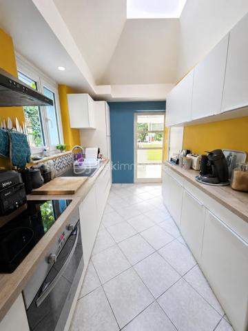 ✨ EXCLUSIVITÉ BSK IMMOBILIER – Stéphanie MASSON ✨

🏡 Maison lumineuse de 120 m² – Vie de plain-pied – Suite parentale – Garage & dépendances

Située sur la commune d’Arreux, venez découvrir cette agréable maison créée 2000, offrant un cadre de vie calme et confortable, idéal pour une famille ou pour une personne recherchant une vie de plain-pied.

Dès l’entrée, vous serez séduits par sa luminosité et son excellent état d’entretien. Cette maison atypique propose au rez-de-chaussée une belle pièce de vie avec salon/séjour chaleureux, une cuisine équipée, ainsi qu’une véranda permettant de profiter d’un espace supplémentaire tourné vers l’extérieur.

Toujours au rez-de-chaussée, vous trouverez une chambre avec dressing, une salle de douche avec rangements intégrés, un WC indépendant, ainsi qu’un garage une voiture avec accès direct depuis la cuisine, un véritable confort au quotidien.
Sa configuration permet également de répondre facilement à un projet nécessitant une accessibilité PMR.

À l’étage, laissez-vous surprendre par un véritable espace parental indépendant comprenant une grande suite avec dressing, une salle de bain privative avec WC ainsi qu’un espace grenier permettant du rangement complémentaire.

Côté extérieur, vous profiterez à l’arrière d’un agréable coin terrasse intimiste, idéal pour les moments de détente, donnant accès à un jardinet d’environ 100 m², facile d’entretien.

🔹 Les + de cette maison :
✔ Maison très bien entretenue
✔ Vie de plain-pied possible
✔ Très lumineuse
✔ Secteur calme et environnement agréable
✔ Terrain entièrement clos, idéal pour enfants et animaux
✔ Agréable extérieur facile d’entretien avec terrasse et jardinet
✔ Garage + dépendances pour davantage de stockage
✔ Adoucisseur d’eau
✔ Isolation extérieure réalisée en mai 2026
✔ Descentes d’eau remplacées en 2026
✔ Chauffage central fuel + pompe à chaleur réversible/climatisation à l’étage
✔ Diagnostic énergétique : D
✔ Aucune anomalie électrique
✔ Absence d’amiante et de plomb

Fosse septique non conforme.

Taxe foncière 750€/an

Une maison où il ne reste plus qu’à poser ses meubles, alliant confort, fonctionnalité et tranquillité.

📞 Une visite s’impose, contactez-moi pour découvrir votre futur chez-vous.
Stéphanie MASSON – BSK Immobilier